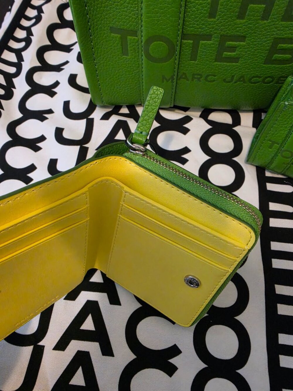 Marc Jacobs Small Leather Green Tote Crossbody w/ Matching Wallet & Tote Charm - Picture 15 of 17
